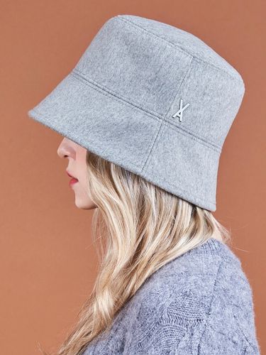 Stud Drop Over Fit Wool Bucket Hat - VARZAR - Modalova