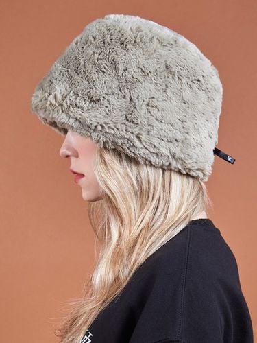 Fur Long Label Solid Drop Bucket Hat - VARZAR - Modalova