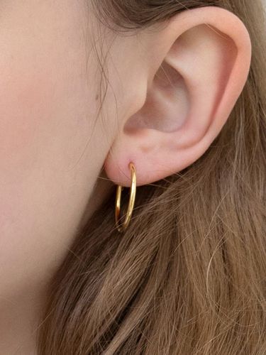 Mm Simple Ring Earrings (2Colors) - FANTASTIC PLANET - Modalova