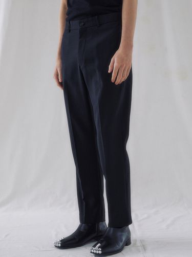 Edge Side Slit Straight Slacks_Black - FINSDRUCK - Modalova