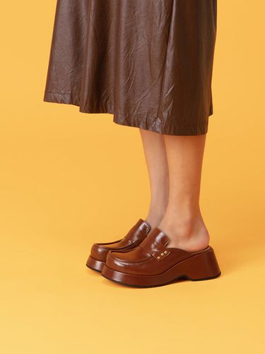 Touve Clog Mules In Textured Brown - CHAUSSURE LAPIN - Modalova