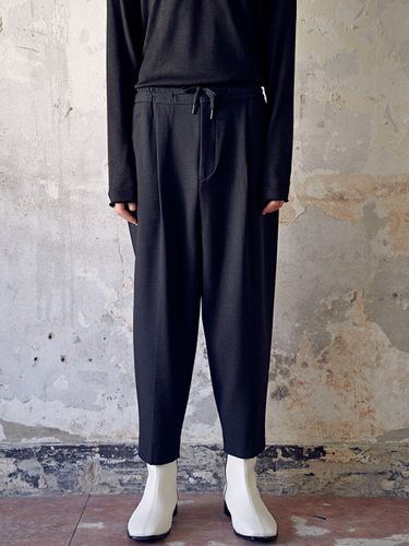 Waist Banding 1-Tuck Loose Tapered Slacks_Charcoal - FINSDRUCK - Modalova