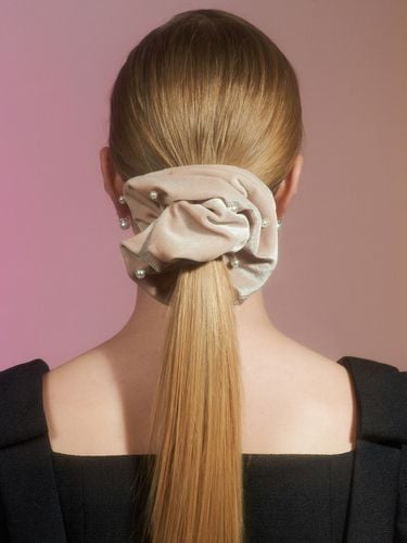 Carol Pearl Scrunchie - Beige - ENGBROX - Modalova