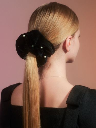 Carol Pearl Scrunchie - Black - ENGBROX - Modalova