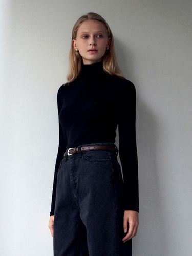 Pure Slim Turtleneck Top _Black - LOEIL - Modalova