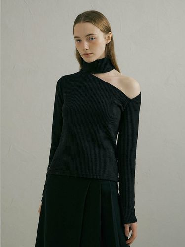 Shoulder Cutting Turtleneck Top - Lucirzu - Modalova