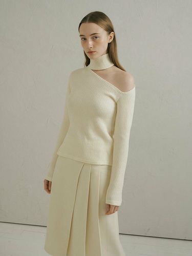 Shoulder Cutting Turtleneck Top - Lucirzu - Modalova