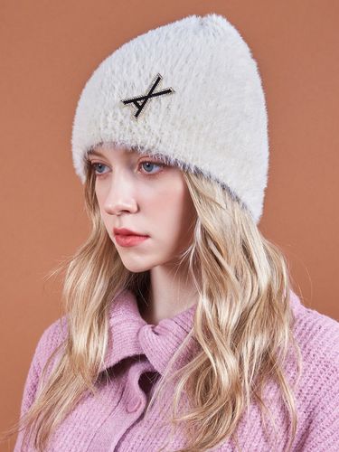 VA Brooch Soft Beanie Cream - VARZAR - Modalova