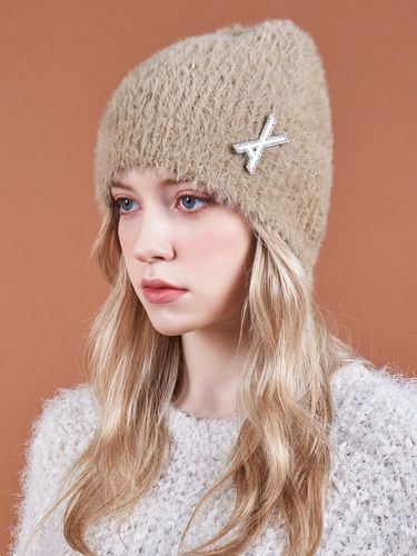 VA Brooch Soft Beanie Camel - VARZAR - Modalova