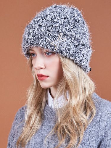 VA Brooch Melange Knit Beanie Black - VARZAR - Modalova