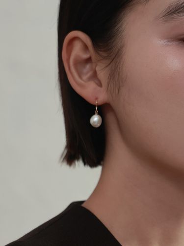 Baroque Pearl Earring - Less is more - Modalova