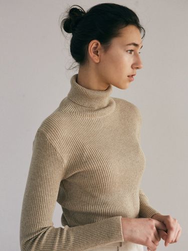 Slim Ribbed Turtleneck Knit_Beige - YAN13 - Modalova