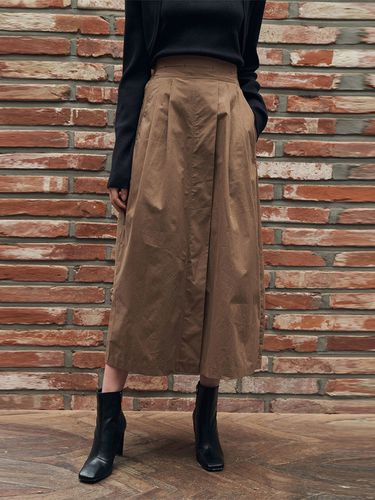 Line Pin Tuck Flared Skirt_Brown - ADAUL - Modalova