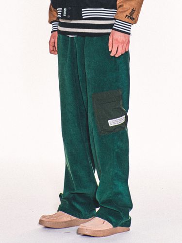 Mumble Cargo Corduroy Pants _ Green - FREAKISH BUILDING - Modalova