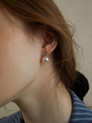 Bumpy Mini Pearl Earrings - leeENoir - Modalova