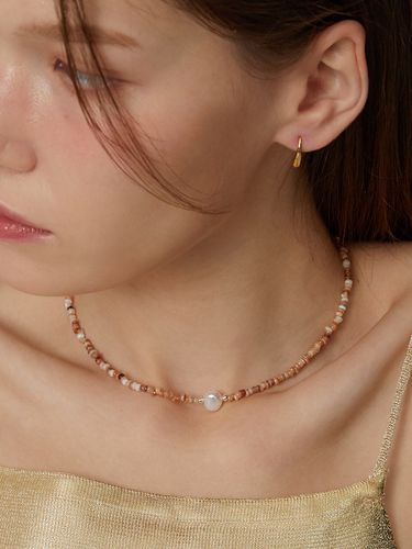 Warm Clumsy Pearl N Beads Necklace _ 2 Colors - ANNAFLAIR1986 - Modalova