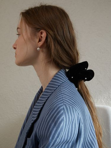 Velvet Pearl Scrunchie - leeENoir - Modalova