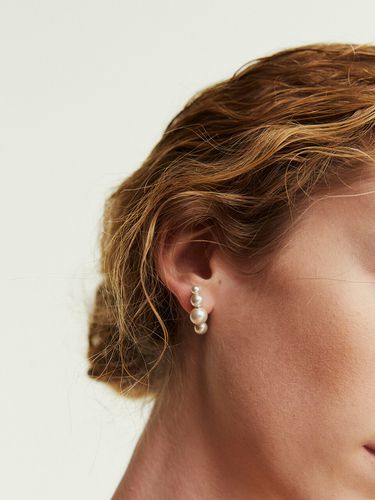 Sarah Curve Pearl Earrings - gemma alus design - Modalova