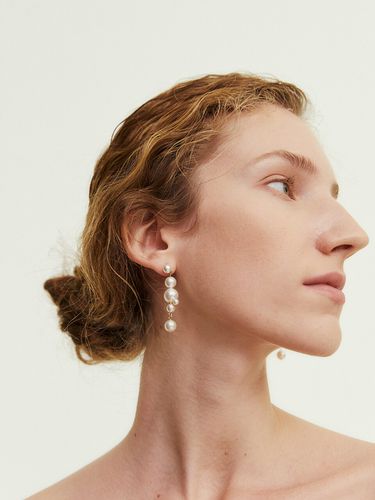 Jane Pearl Drop Earrings - gemma alus design - Modalova