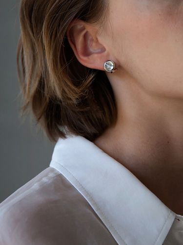 White Quartz Clip Earrings - ma.mo - Modalova