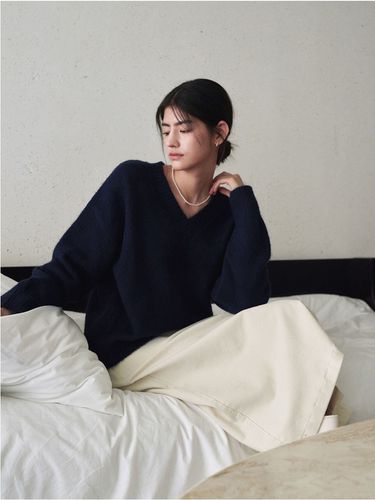 Soft Loose V-neck Knit_Navy - ADAUL - Modalova