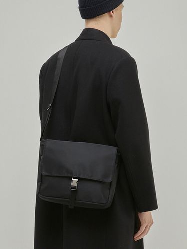 Avant Messenger Bag [Black] - MONOFOLD - Modalova