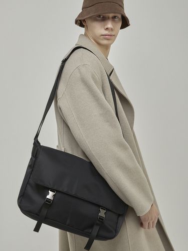 Pilgrim Messenger Bag [Black] - MONOFOLD - Modalova