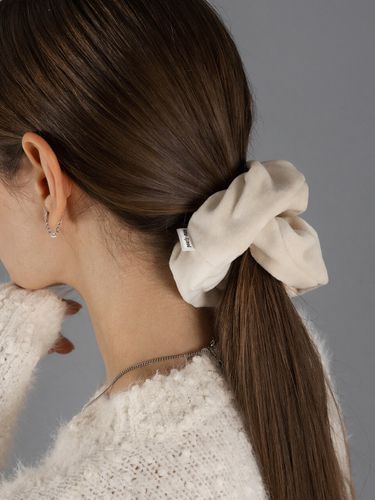 Velvet Cream Scrunchie - pearlymore - Modalova