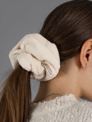 Fleece Cream Scrunchie - pearlymore - Modalova