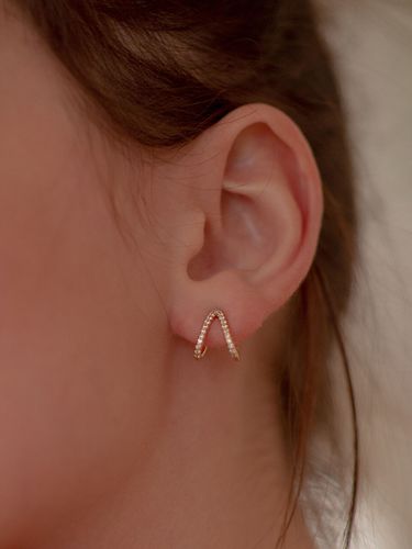 Double Line Triangle Cubic Earring - Shertz - Modalova