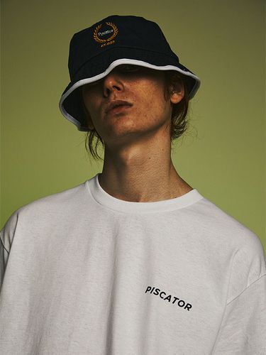 Vic Bucket Hat _ Navy - PISCATOR - Modalova