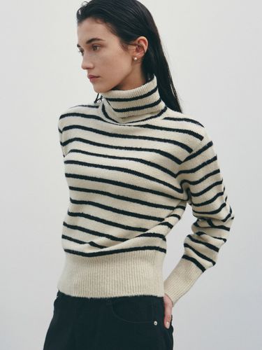 Stripe Turtleneck Sweater_Light Beige - NICK&NICOLE - Modalova