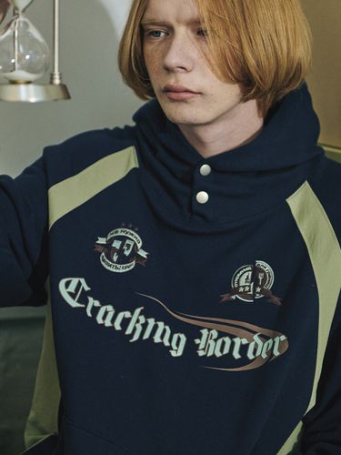 Cracking Snap Raglan Hoodie (Navy) - CPGN - Modalova