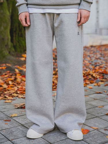 NEVELINE Embroidery Wide Sweatpants _ 4 Colors - alvinclo - Modalova