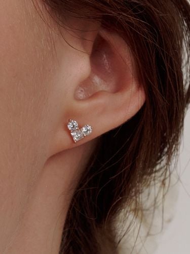 K Heart Shine Stud Earrings_ 3 Colors - BARA DU - Modalova