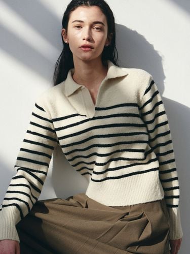 Slim Stripe Open Collar Sweater_Light Beige - NICK&NICOLE - Modalova