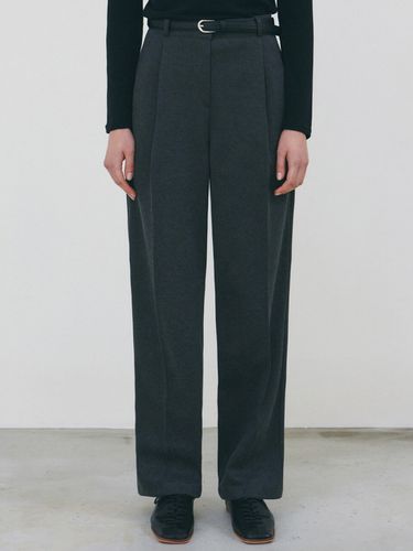 Standard Pin Tuck Slacks_Charcoal - NICK&NICOLE - Modalova