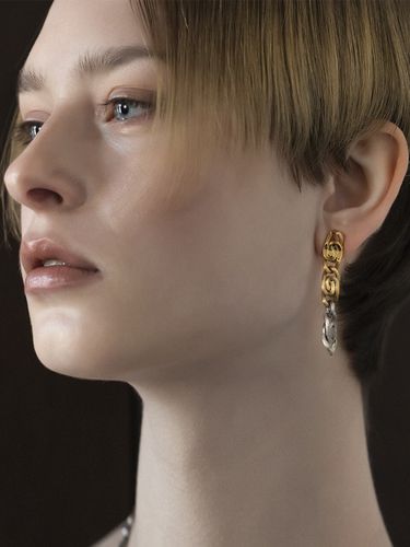 Tweed Two-Tone Chain Earrings - PANACHE CHASUNYOUNG - Modalova