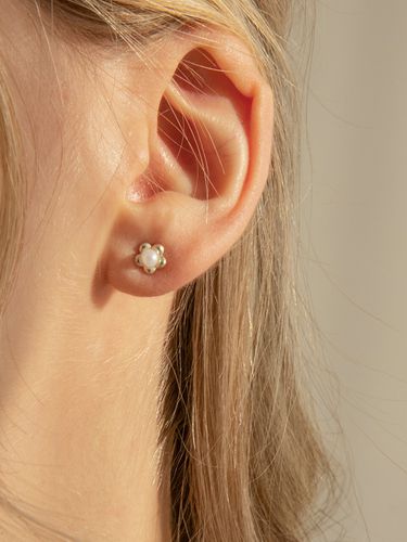 SILVER925] Mini Pearl Flower Earring - Primaute - Modalova