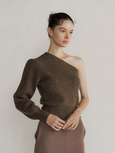 One Off Shoulder Knit_Brown - Lucirzu - Modalova