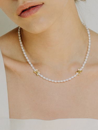 Arc Ribbon Pearl Necklace - CUD - Modalova