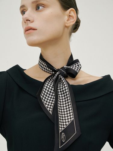 Long Twilly Silk Scarf - Houndstooth Black - AVVINA PELLE - Modalova