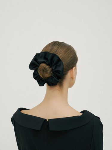 Silk Scrunchie (M) - Black - AVVINA PELLE - Modalova