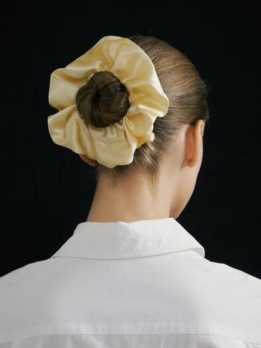 Silk Scrunchie (M) - Butter - AVVINA PELLE - Modalova