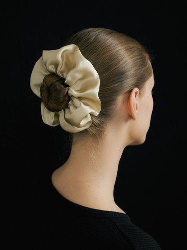 Silk Scrunchie (M) - AVVINA PELLE - Modalova