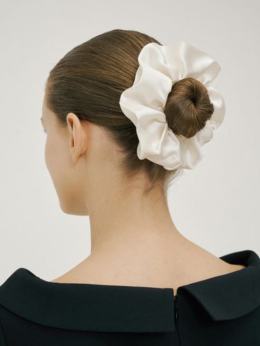 Silk Scrunchie (M) - Cream - AVVINA PELLE - Modalova