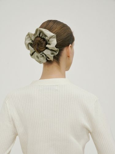 Silk Scrunchie (M) - Pistachio - AVVINA PELLE - Modalova