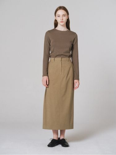 Side Tuck Long Skirt (Deep Beige) - NONNIERE - Modalova