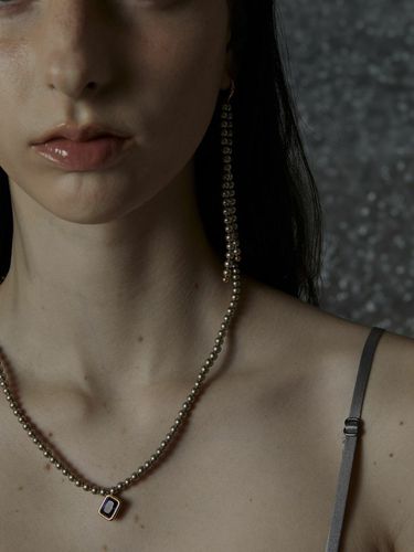 Sapphire Gray Pearl Necklace - Invisible collage - Modalova