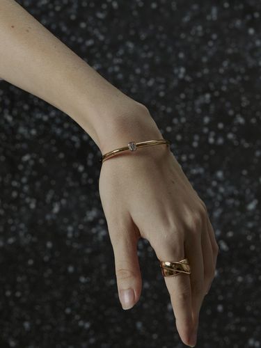 Shiny Lid Bangle White - Gold - Invisible collage - Modalova